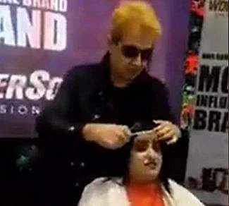 முடி வெட்டும்போது தலையில் எச்சில் துப்பிய ஒப்பனையாளர்