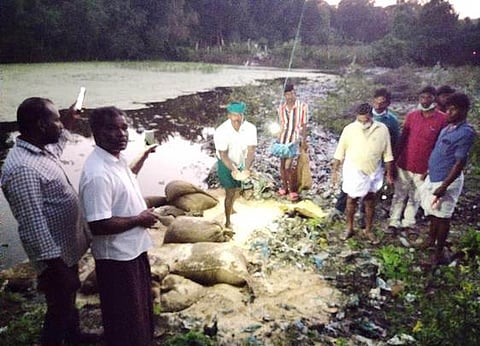 சோழம்பேட்டை கிராமத்தில் குட்டை நீரில் கொட்டப்பட்டிருந்த ரேஷன் அரிசி.
