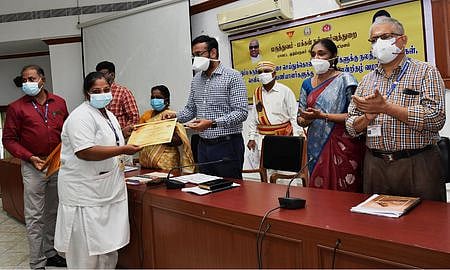 நிகழ்ச்சியில், சிறப்பாகப் பணியாற்றிய மருத்துவப் பணியாளா்களுக்குப் பாராட்டுச் சான்று வழங்கும் மாவட்ட ஆட்சியா் அ. அருண் தம்புராஜ்.