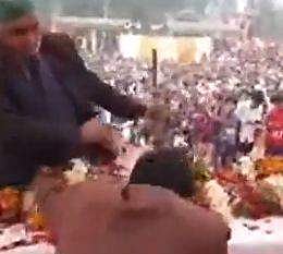 பாஜக எம்எல்ஏவை பளார் என அறைந்த விவசாயி