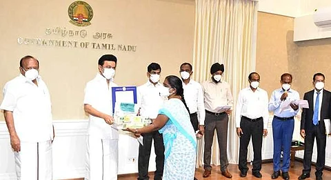 வேளாண்மை மற்றும் உழவர் நலத்துறை சார்பில், 11 லட்சம் ஏக்கரில் நெல் தரிசில் பயறு சாகுபடியை ஊக்கப்படுத்தும் திட்டத்தை தொடங்கி வைத்த மு.க.ஸ்டாலின். உடன் அமைச்சர் எம்.ஆர்.கே.பன்னீர்செல்வம்.