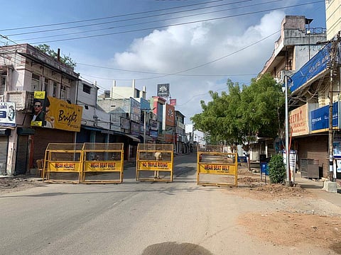 தூத்துக்குடியில் வெறிச்சோடிய சாலைகள் 