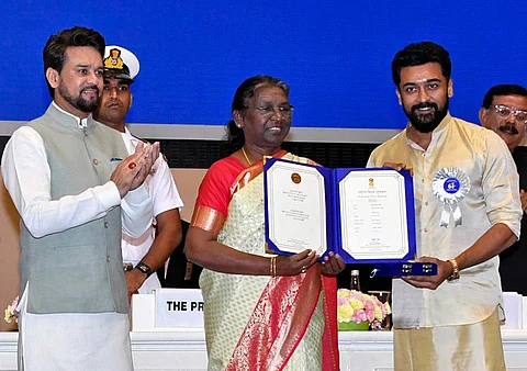 68வது தேசிய திரைப்பட விருது வழங்கும் விழாவில் சூரரைப் போற்று திரைப்படத்திற்காக நடிகர் சூர்யாவிற்கு சிறந்த நடிகருக்கான விருதை வழங்கி கெளரவித்த குடியரசுத் தலைவர் திரௌபதி முர்மு.