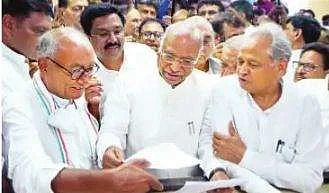 காங். தலைவா் தோ்தலில் மூவா் போட்டி! காா்கே, சசி தரூா், திரிபாதி வேட்புமனு தாக்கல்