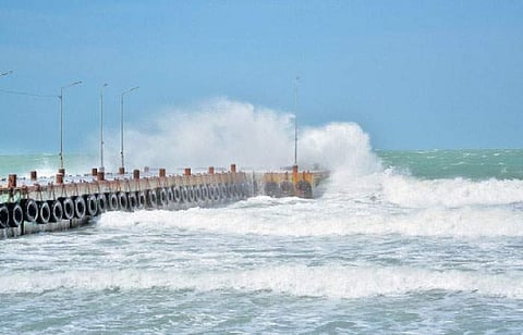 தனுஷ்கோடியில் கடல் சீற்றம்: சுற்றுலாப் பயணிகளுக்கு அனுமதி மறுப்பு