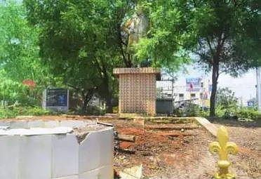 திருச்சி பாலக்கரை பிரபாத் ரவுண்டானாவில் திறக்கப்படாமல் உள்ள சிவாஜி சிலை.