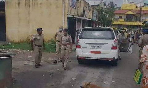பிறந்து சில மணி நேரத்தில் குப்பைத் தொட்டியில் வீசப்பட்ட குழந்தை!