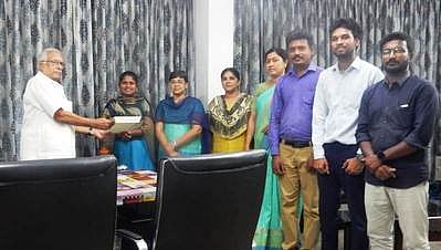 மாணவ, மாணவிகளுக்கு விண்ணப்பங்களை வழங்குகிறாா் கேஎம்சி சட்டக் கல்லூரி தலைவா் கே.சி.சண்முகம்.