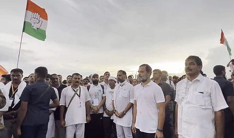 ஒற்றுமைக்கான நடைபயணத்தில் முலாயம் சிங்கிற்கு மெளன அஞ்சலி!