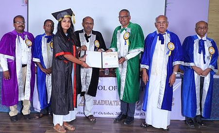 மாணவிக்குப் பட்டம் வழங்குகிறாா் கோவை கியூபாய்டு நிறுவனத்தின் நிறுவனா் கமலஹாசன் ராமசாமி.