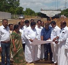 திருச்சி ஜங்ஷன் ரயில்வே மேம்பாலப் பணிகளைப் புதன்கிழமை ஆய்வு செய்கிறாா் திருச்சி எம்.பி. சு. திருநாவுக்கரசா்.