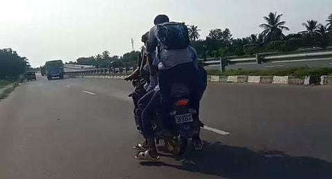 ஒரே வாகனத்தில் 5 பேர் மேற்கொண்ட ஆபத்தான பயணத்தின் காட்சி