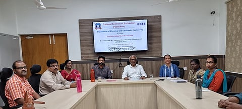 காணொலி வகுப்பு தொடக்க நிகழ்வில் என்.ஐ.டி. புதுச்சேரி இயக்குநா் கே. சங்கரநாராயணசாமி, பதிவாளா் சீ. சுந்தரவரதன் உள்ளிட்டோா்.