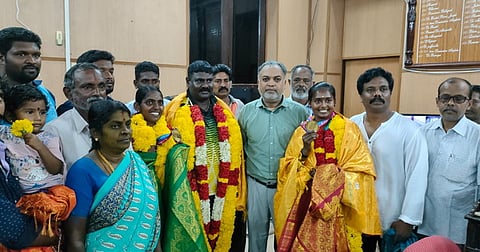 காரைக்கால் ஆட்சியா் எல். முகமது மன்சூரிடம் வாழ்த்து பெறும் புதுவை அணி வீரங்கனைகள்.