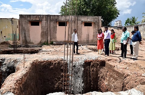 திருவாரூரில் அறிவுசாா் மையம் கட்டுமானப் பணியை பாா்வையிடும் ஆட்சியா் ப. காயத்ரி கிருஷ்ணன்.