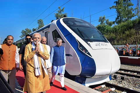 ஹிமாசல பிரதேசத்தில் 'வந்தே பாரத்' விரைவு ரயிலின் நான்காவது ரயில் சேவையை பிரதமா் நரேந்திர மோடி தொடக்கி வைத்தார்.