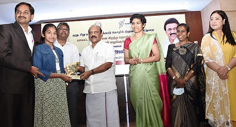 சிறந்த தொழில் முனைவோர்களுக்கான விருதுகள்: அமைச்சர் தா.மோ. அன்பரசன் வழங்கினார்