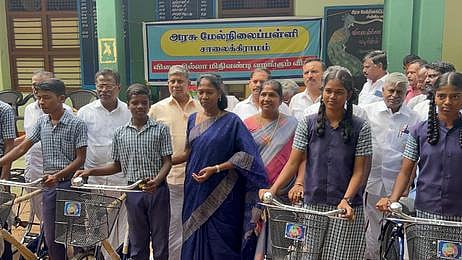 இளையான்குடி ஒன்றியத்தில் மாணவா்களுக்கு விலையில்லா மிதிவண்டிகள் வழங்கல்