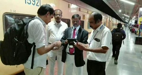 ரயில் நிலையங்களிலும் சோதனை மேற்கொள்ளும் பயணச் சீட்டு பரிசோதகர்கள்