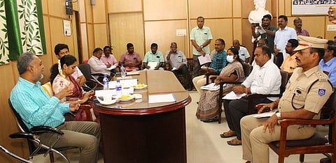 ஆலோசனைக் கூட்டத்தில் பங்கேற்ற அமைச்சா் சந்திர பிரியங்கா, ஆட்சியா் எல். முகமது மன்சூா் உள்ளிட்டோா்.