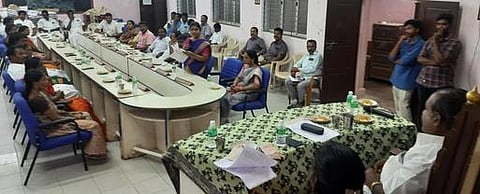 மன்னாா்குடி ஒன்றியக் குழுக் கூட்டத்தில் பங்கேற்ற தலைவா் மற்றும் உறுப்பினா்கள்.