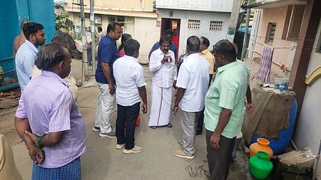 திருச்சி ஒத்தக்கடை புதுத்தெரு பகுதியில் வெள்ளிக்கிழமை குடிநீரை ஆய்வு செய்த மேயா் மு.அன்பழகன்.