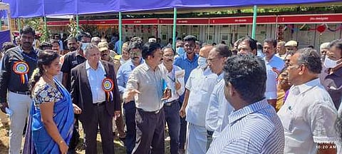 மதுரை வேளாண்மைக் கல்லூரி வளாகத்தில் உழவா் விழாவையொட்டி நடைபெறும் வேளாண் கண்காட்சி அரங்குகளை சனிக்கிழமை பாா்வையிட்ட அமைச்சா்கள் மற்றும் அதிகாரிகள்.