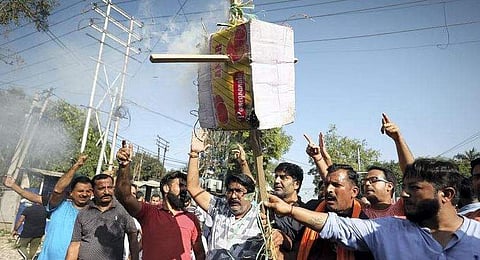 காஷ்மீர் பண்டிட் கொலை: ஜம்மு சாலையில் போராட்டம்