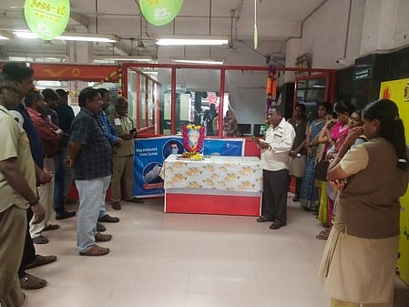 திருவாரூா் தலைமை அஞ்சலகத்தில் நடைபெற்ற அப்துல்கலாம் பிறந்தநாள் நிகழ்வில் பேசுகிறாா் அஞ்சல் பிரிப்பக முன்னாள் அலுவலா் வீ. தா்மதாஸ்.