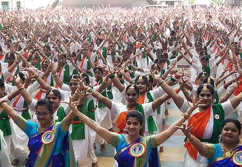 சேலம்: உலக ஒற்றுமையை வலியுறுத்தி 1,500 மாணவிகள் பரதநாட்டியம்!