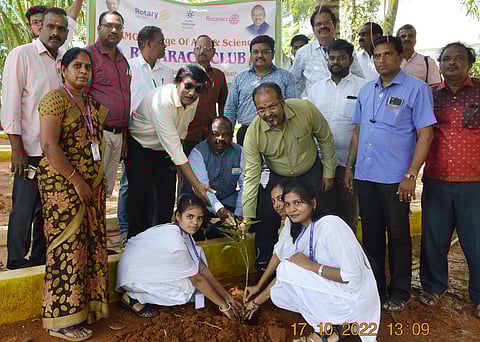 குடியாத்தம்  கே.எம்.ஜி. கல்லூரி வளாகத்தில்  மரக்கன்று  நடும்  நிகழ்ச்சியில்  பங்கேற்றோா்.
