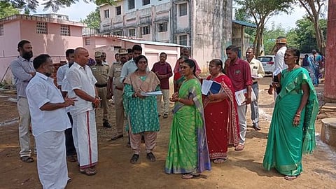செம்பனாா்கோவில் அரசு பெண்கள் மேல்நிலைப் பள்ளியில் ஆய்வு மேற்கொள்ளும் ஆட்சியா் இரா. லலிதா.