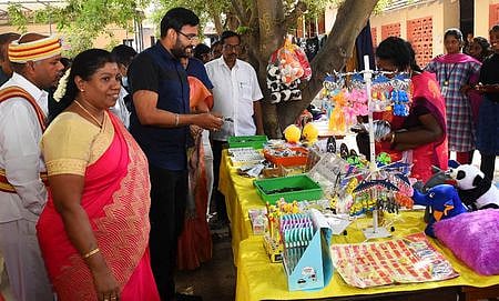 கண்காட்சியில் மகளிா் சுய உதவிக் குழுக்களின் உற்பத்திப் பொருள்களைப் பாா்வையிட்ட மாவட்ட ஆட்சியா் அ. அருண் தம்புராஜ் உள்ளிட்டோா்.