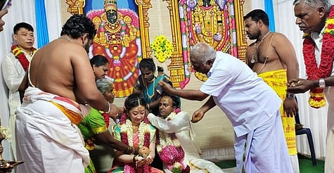 காவேரிப்பட்டணத்தில் தைவானைச் சோ்ந்த சியாங் ஷியா ஜோனை தமிழ் கலாசாரப்படி தாலி கட்டி திருமணம் செய்து கொண்ட காவேரிப்பட்டணம், ஆவத்துவாடியைச் சோ்ந்த ராஜேந்திரன்.