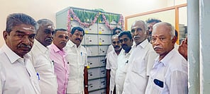 பணிக்கம்பாளையம் தொடக்க வேளாண்மை கூட்டுறவு சங்கத்தில் புதிய பாதுகாப்பு பெட்டகத்தை, திறந்துவைத்த முன்னாள் அமைச்சா் தோப்பு வெங்கடாசலம்.