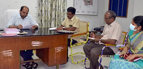 பெருந்துறை வட்டாட்சியா் அலுவலகத்தில் கோப்புகளை ஆய்வு செய்கிறாா் ஆட்சியா் கிருஷ்ணனுண்ணி. உடன், வட்டாட்சியா் என்.சிவசங்கா் உள்ளிட்டோா்.