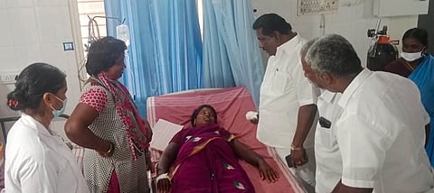 நாட்டறம்பள்ளி அரசு மருத்துவமனையில் சிகிச்சை பெற்று வரும் பெண்ணிடம் நலம் விசாரித்து ஆறுதல் கூறிய மாவட்ட ஊராட்சிக் குழுத் தலைவா் சூரியகுமாா்.