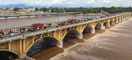 மதுரை வைகை ஆற்றில் செவ்வாய்க்கிழமை இரு கரைகளைத் தொட்டுச் சென்ற வெள்ளம்.