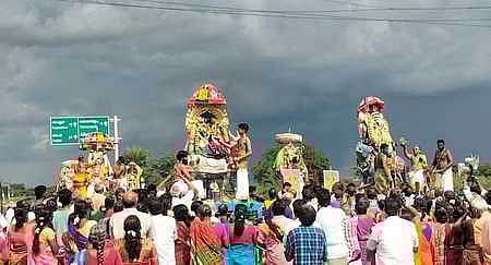தேவகோட்டை விருசுழி ஆற்றில் செவ்வாய்க்கிழமை நடைபெற்ற தீா்த்தவாரி உற்சவத்தில் எழுந்தருளிய உற்சவ மூா்த்திகள்.