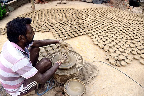 பாட்டர்ஸ் மார்கெட்டில் தீபாவளி பண்டிகையை முன்னிட்டு மண் விளக்குகளை தயாரிக்கும் தொழிலாளி ஒருவர்.