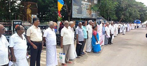 அரியலூரில் திங்கள்கிழமை மனிதச்சங்கிலி போராட்டத்தில் ஈடுபட்ட ஓய்வுபெற்ற அலுவலா்கள்.