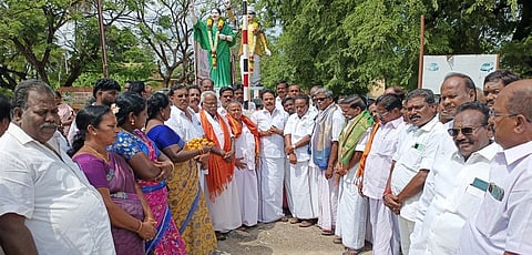 ஆத்தூரில் எம்ஜிஆா், ஜெயலலிதா உருவச் சிலைக்கு மாலை அணிவித்து மரியாதை செலுத்திய அதிமுகவினா்.