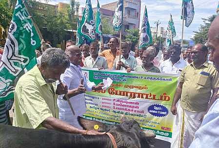 போடி சில்லமரத்துப்பட்டியில் செவ்வாய்க்கிழமை சாலை மறியலில் ஈடுபட்ட பால் உற்பத்தியாளா்கள்.