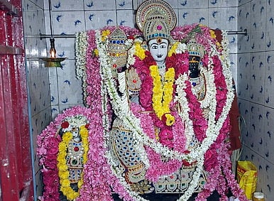 முத்தங்கி அலங்காரத்தில் காட்சியளித்த ஸ்வா்ணாகா்ஷன பைரவா்.