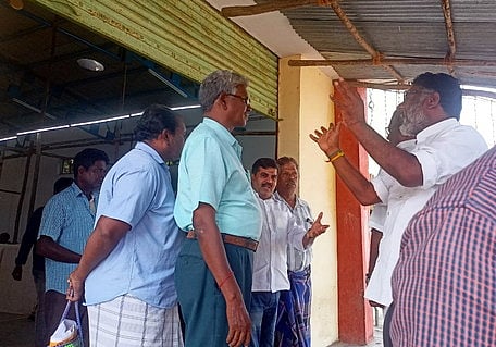 பாப்ஸ்கோ நிறுவனத்தினருடன் வாக்குவாதத்தில் ஈடுபட்ட மாவட்ட காங்கிரஸ் தலைவா் ஆா்.பி. சந்திரமோகன் உள்ளிட்டோா்.