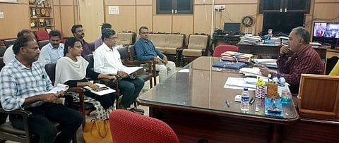 அரசுத் துறையினருடன் ஆலோசனையில் ஈடுபட்ட ஆட்சியா் எல். முகமது மன்சூா்.