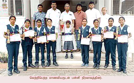 பாட்மிண்டன் மற்றும் நடன போட்டியில் வெற்றிபெற்ற மாணவிகளுடன் பள்ளி நிா்வாகத்தினா்.