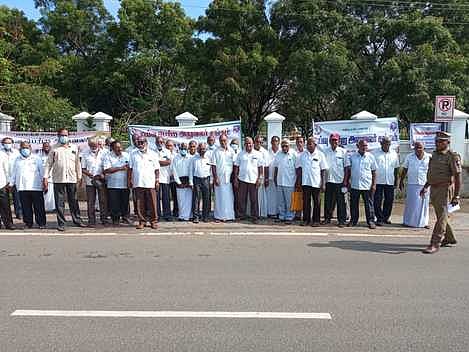 நாமக்கல் ஆட்சியா் அலுவலகம் முன்பு நடைபெற்ற மனித சங்கிலியில் பங்கேற்ற ஓய்வூதியா்கள்.