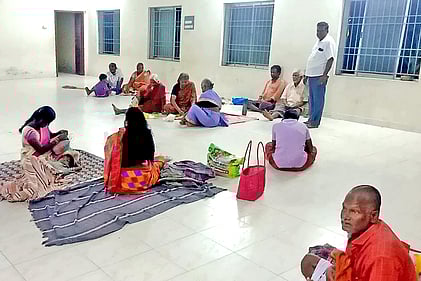 பரமத்தியில் மழை பாதிப்பு:17 போ் முகாம்களில் தங்கவைப்பு