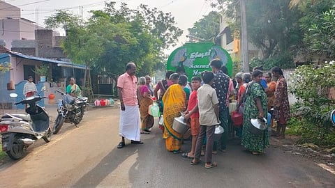 திருவாரூா் 12-ஆவது வாா்டில் லாரி மூலம் விநியோகிக்கப்படும் குடிநீரை பிடிக்க திரண்ட பொதுமக்கள்.